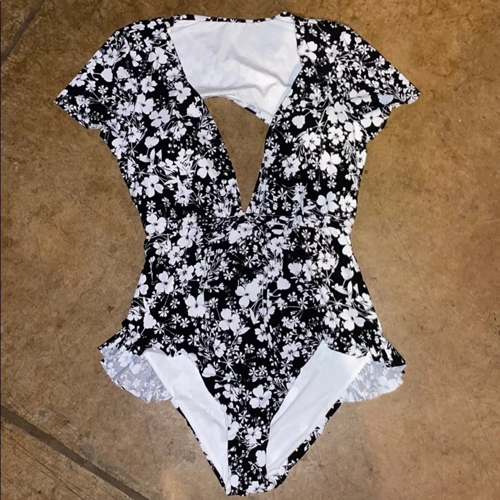 New Avec Les Filles floral short sleeved onepiece swimsuit medium